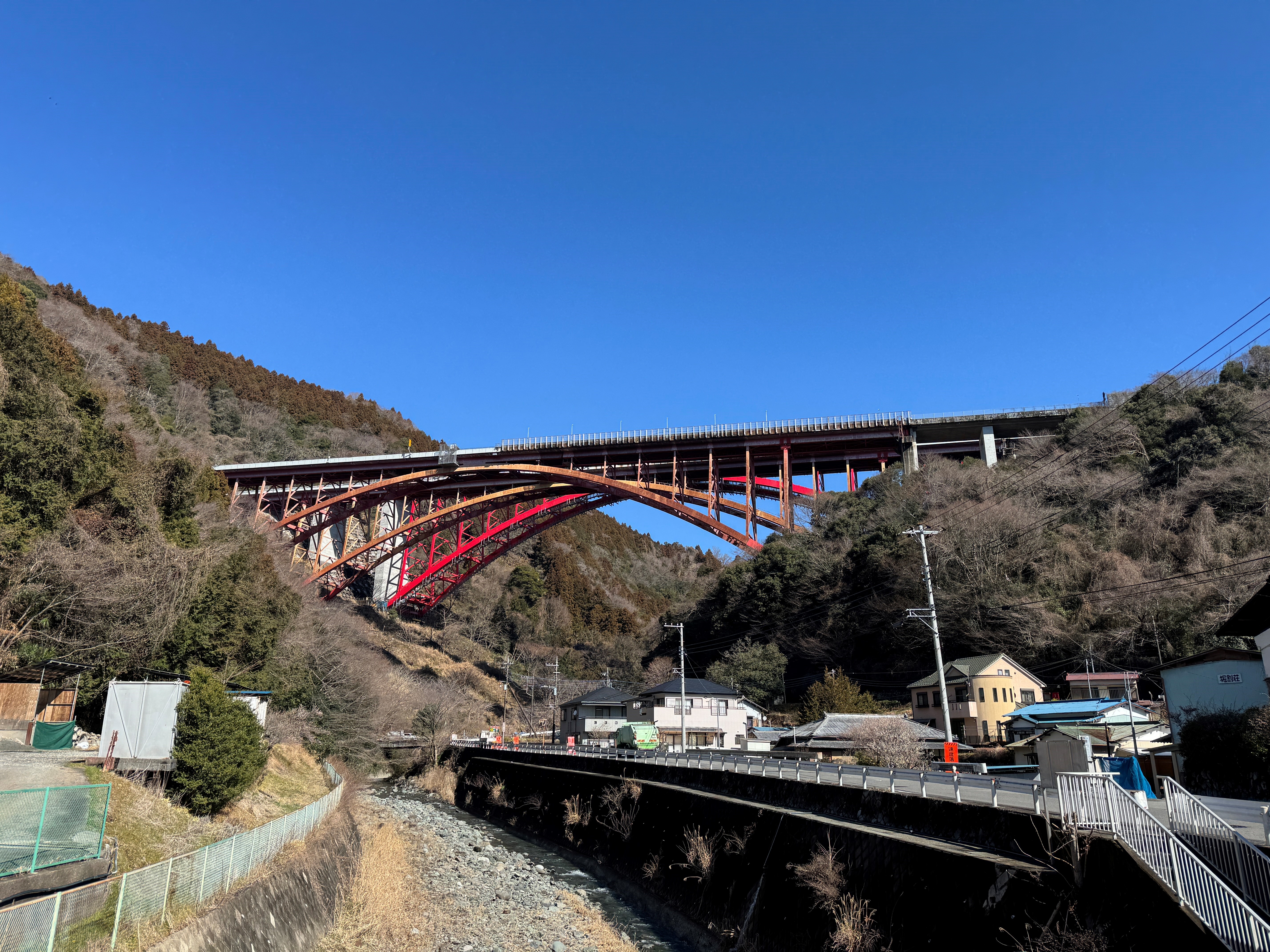 ①皆瀬川橋の橋梁全景