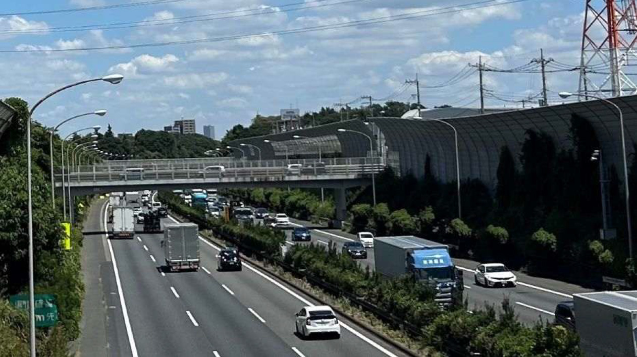 E1 東名高速道路 綾瀬スマートIC付近